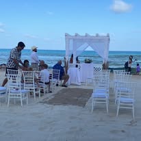 Ceremonia en playa con arco blanco